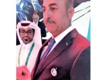 شاهد… وزير الخارجية التركي يضع صورة الامير القطري على صدره!