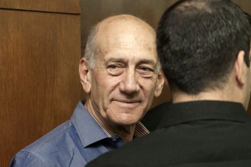 أولمرت.. أول رئيس وزراء اسرائيلي سابق يقبع خلف القضبان