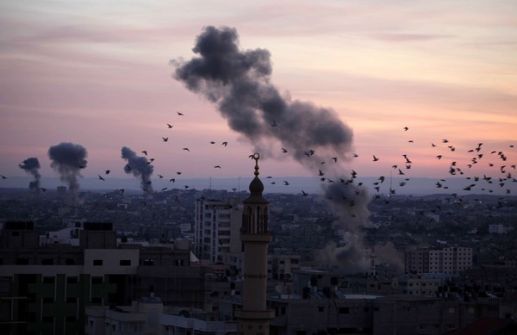 قصف غزة واعتقالات ومداهمات في الضفة والقدس