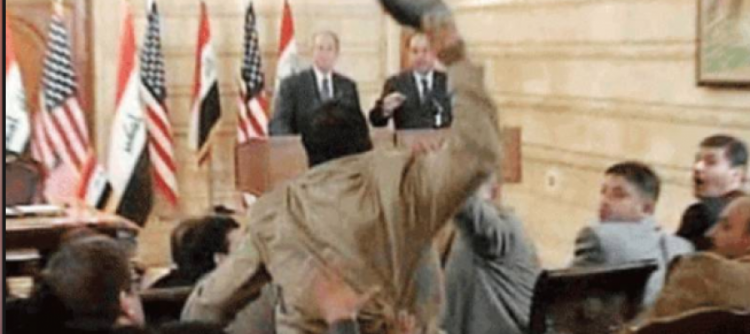 لا داعي أن نذكركم بمن ضرب بوش بالحذاء، الصحافي العراقي يعود للأضواء لكن هذه المرة ليس بحذائه