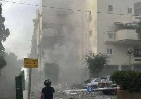 مقتل مستوطن واصابة 7 اخرين بجراح...سرايا القدس تقصف تل أبيب بالصواريخ واصابة مبنى بصورة مباشرة في رحوبوت ..