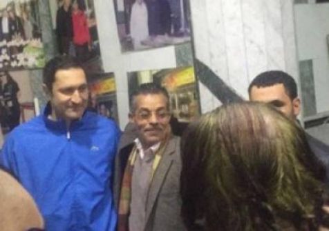 بالصور.. نجل مبارك 'علاء' يتناول العشاء في مطعم شعبي بالقاهرة