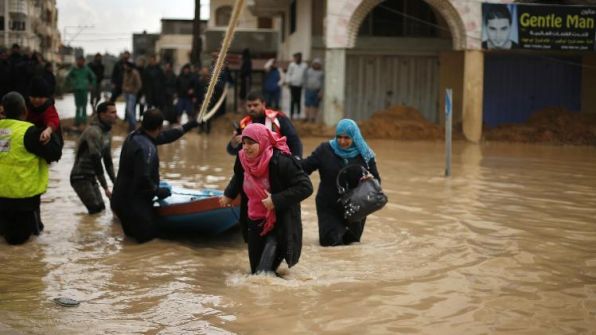غزة تغرق بسبب المنخفض الجوي والفصائل الفلسطينية تحذر من كارثة 