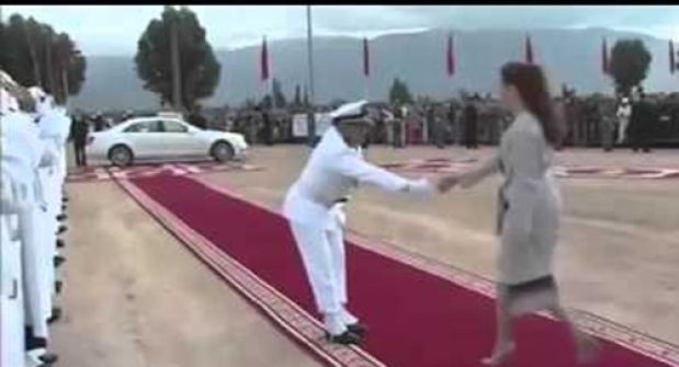 بالفيديو.. شاهد ردة فعل الأميرة سلمى عندما حاول قائد الحرس الملكي تقبيل يدها!