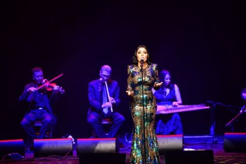 بالصور: سارة الهاني تغني 'كوكب الشرق' على مسارح باريس