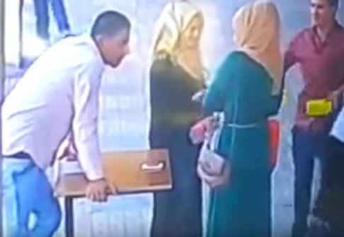 فيديو| شاب أردني يضرب فتاةً أمام المارة بعد مُشادةٍ بينهما … والأمن يكشف تفاصيل ما جرى