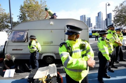 الشرطة البريطانية تعثر على 39 جثة في حاوية شاحنة والاشتباه بسائقها بارتكاب الجريمة