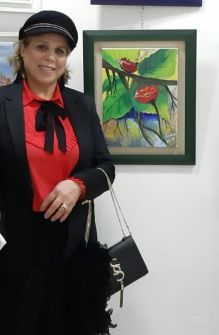 الفنانة نعيمة الحيمر .. فراشة تلون لوحاتها بالابتسامة والأمل ..