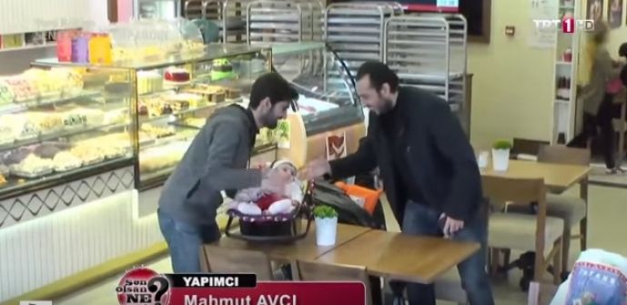 فيديو:شاهد ردة فعل مواطنين أتراك على مهرّب تركي يحاول خداع شاب سوري
