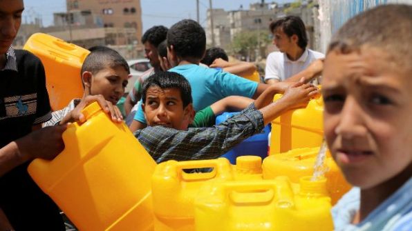 تقرير : المياه المالحة تفتك بحياة سكان غزة ولا حلول في الأفق!!