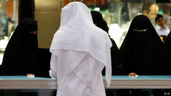 محكمة سعودية : السجن 39 عاما و 8 الاف جلدة لمتهمين بالاحتفال بـ