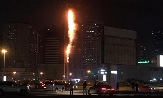 شاهد :حريق يلتهم برجا من 50 طابقا في الشارقة