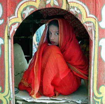  معظمهم من الخليج.. تحقيق لـِBBC يكشف فظائع: عائلات هندية 'تبيع بناتها' لمسنين عرب للزواج في العطلات!