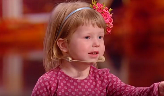 طفلة أوكرانيّة عمرها سنتين تفاجئ الحكّام… تعرف كلّ عواصم العالم في 3 دقائق!
