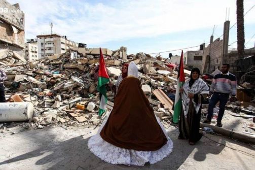  شيماء عروس تزف من على أنقاض منزلها المدمر وسط مدينة غزة