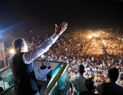 عمران خان يطالب بانتخابات جديدة ويطلب من مؤيديه الاستعداد للزحف