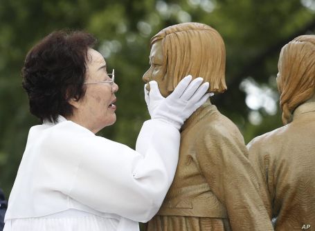 “نساء المتعة” وامرأة لكل 70 جنديا.. رئيس كوريا الجنوبية يفجر جدلا ضده