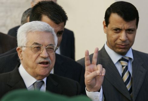 تايمز أوف إسرائيل: ليبرمان يتآمر ضد عباس لإيصال دحلان للحكم