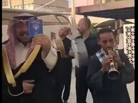 (شاهد) حقيقة احتفال مصري بحصوله على الجنسية الكويتية مقابل تنازله عن جنسيته المصرية