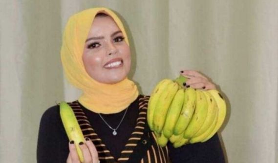 ' تربينا على حمل حذاء الرجل فوق راسنا'.. 'شاهد' 'مرشحة تعدد الزوجات للانتخابات المصرية تختار 'الموز' شعاراً لها!